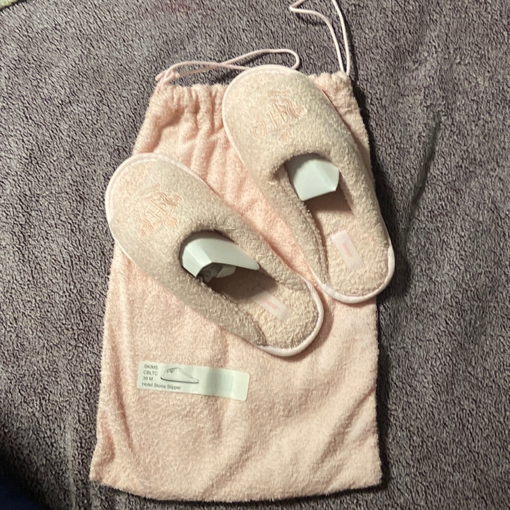 Skims hotel collection in the pink slippers brand new